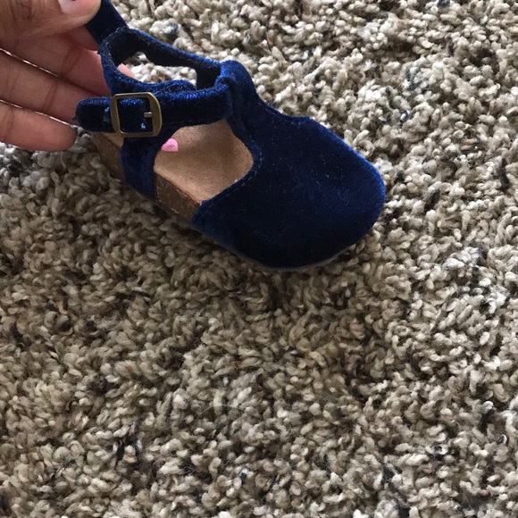 Velvet infant sandals - Picture 2 of 3